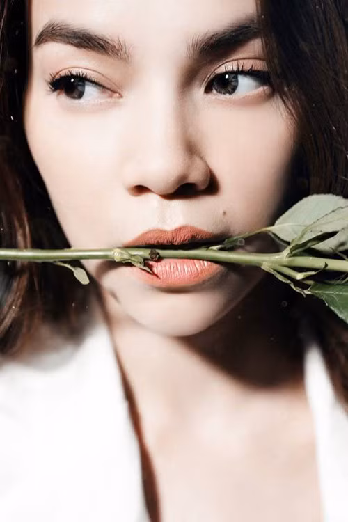  Hồ Ngọc Hà vừa chia sẻ bức ảnh miệng ngậm cành hoa hồng trên mạng xã hội khiến fan xôn xao. Ngay lập tức, bức hình nhận được hàng nghìn lượt thích và nhiều lời khen ngợi có cánh dành cho giọng ca Quảng Bình. Nhưng nhiều người vẫn không khỏi thắc mắc về ý nghĩa của bức ảnh của "nữ hoàng giải trí". Có vẻ nhận thấy rằng, vẻ đẹp quyến rũ mà bí ẩn của bà mẹ một con càng lúc mặn mà khiến người hâm mộ càng tò mò hơn về dự án mang tên La vie en rose sẽ diễn ra vào ngày 20.4 sắp tới. Hà Hồ nhiều lần đối đầu với scandal liên quan tới tình ái, hiện tại người đẹp đang cố gắng quay lại làng giải trí bằng nhiều hoạt động nghệ thuật và vẫn chọn cách im lặng để đối đầu.