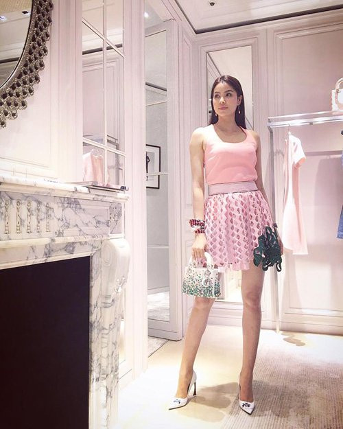 Hoa hậu Phạm Hương ăn mặc trẻ trung, đi dạo phố ngày cuối tuần: “Cuối cùng cũng có một ngày cuối tuần cho riêng mình”. Phong cách thời trang của cô ngày càng vượt bậc.