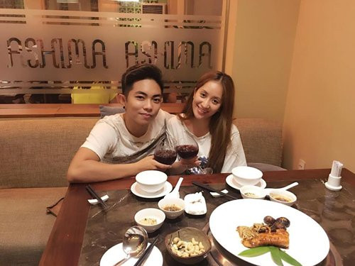 Cặp đôi vợ chồng "cô trò" Phan Hiển và Khánh Thi nhận được rất nhiều tình cảm của khán giả cũng như fans hâm mộ, Mới đây, Phan Thiển đưa Khánh Thi đi ăn sau một thời gian dài tham gia cuộc thi Bước nhảy Hoàn vũ với tư cách giám khảo: "Đưa bà xã đi măm măm sau 4 tháng miệt mài vất vả. Vui vì học trò bà xã ST (365) đã giành chiến thắng".