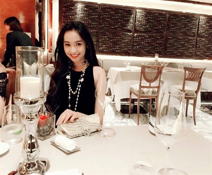 Hình ảnh xinh đẹp của Thúy Vi với những bộ hàng hiệu.