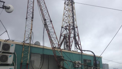 Những người làm việc tại tòa nhà cho biết cột thu phát sóng đã tồn tại trên nóc nhà từ hơn 14 năm nay.