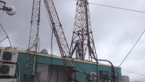 Những người làm việc tại tòa nhà cho biết cột thu phát sóng đã tồn tại trên nóc nhà từ hơn 14 năm nay.