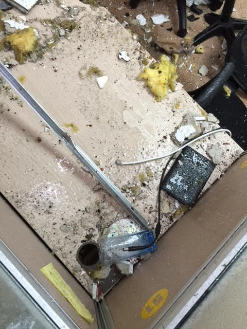 Lúc này, anh Vũ Văn Hoan, 34 tuổi, quê huyện Hoài Đức, Hà Nội, đang ngồi làm việc tại văn phòng ở tầng 10 thì bị một vật rơi vào đầu. Anh Hoan bị chấn thương sọ não và được đưa vào bệnh viện Nội tiết Trung ương cấp cứu nhưng đã tử vong trước đó.