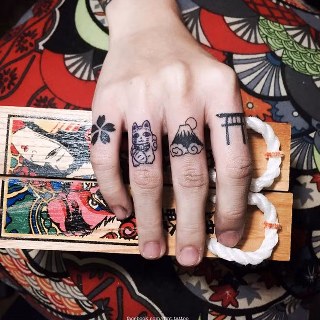 Những tác phẩm khác trên cơ thể cô gái này chủ yếu cũng là nhân vật hoạt hình. Mai cho biết, thời gian đầu, cô phải đấu tranh khá nhiều trước sự phản đối của ba mẹ khi quyết theo nghề xăm. Tuy nhiên, do các hình ảnh lựa chọn đều gắn liền với tuổi thơ, cũng như mang ý nghĩa về gia đình, nguồn cội, cô dần nhận được sự chấp thuận từ gia đình.