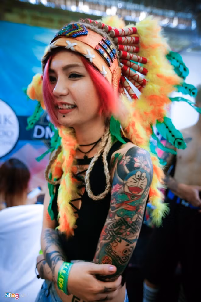 Sở hữu nhiều hình xăm, nhưng chủ yếu những ghi dấu này đều là nhân vật hoạt hình, gợi nhớ về một thời ký ức tuổi thơ tươi đẹp của thiếu nữ.