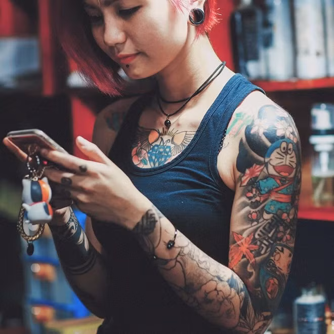 Hoạ tiết nổi bật nhất của Diệu Mai là hình chú mèo máy Doraemon, tại cánh tay trái. 9X kể, ngày nhỏ, mẹ thường đọc truyện tranh nổi tiếng này cho cô nghe. Việc để lại dấu ấn trên cơ thể giúp Mai luôn nhớ về người có công sinh thành, nuôi dưỡng.