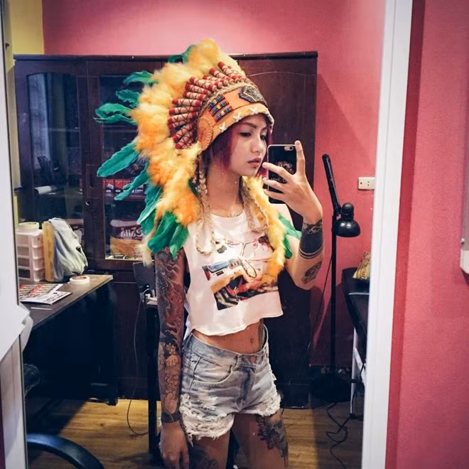 Sở hữu nhiều hình xăm đồng nghĩa với việc 9X không ít lần đón nhận những ánh mắt kì thị, dò xét từ mọi người. Tuy nhiên, khi tiếp xúc với Mai, chất giọng dễ thương cùng những cử chỉ nhẹ nhàng dường như xóa tan định kiến ban đầu ấy. “Mình hy vọng có một ngày những người xăm mình không phải chịu sự phân biệt hay khoảng cách với mọi người", Diệu Mai chia sẻ.