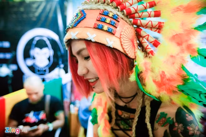 Trần Hồng Diệu Mai (sinh năm 1994) là một trong những nữ thợ xăm nổi bật trong giới. Cô gái quê Tây Ninh hiện làm việc tại một tiệm xăm ở Hà Nội.