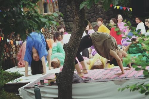 Ở đảo Jeju, Lee Hyori trở thành cô giáo dạy yoga cho các bà, các chị.