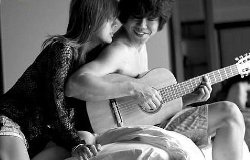 Nữ hoàng sexy Lee Hyori không ngại khi mọi người nói về ông xã cô với nhiều từ chê bai. Một lần phóng viên hỏi cô: "Mọi người nói chồng chị có ít đồ và chỉ mặc đi mặc lại vài bộ quần áo. Vậy chị hãy khen anh ấy đi. Khen anh ấy ở nhà có nhiều quần áo đẹp chẳng hạn”. Lee Hyori đáp lại: “Không, chính tôi thích anh ấy có ít đồ và chỉ mặc đi mặc lại vài bộ quần áo như vậy. Ăn mặc đơn giản ít thay đổi cũng là một cách tôn trọng người khác bằng dáng vẻ vốn có của mình".