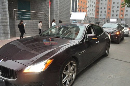 Chưa kịp định thần lại bởi dàn xe sang quá bắt mắt, những sinh viên lại được dịp bất ngờ khi một chàng trai trẻ tuổi, cao ráo bước xuống xe, tay cầm bó hoa hồng rất to tiến vào trong.