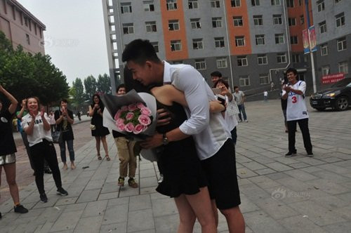 Trong tiếng hò reo của mọi người, chàng trai trẻ tiến đến trước mặt người trong mộng, cầm tay cô và cầu hôn.