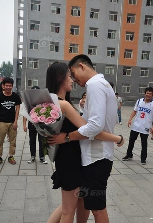 Màn cầu hôn lãng mạn gây náo động cả khu ký túc xá, sinh viên kéo đến xem ngày một đông. Nhiều nam sinh tỏ ra khao khát sự thành công và giàu có của chàng trai trẻ, các nữ sinh lại ao ước có được người đàn ông si tình, sẵn sàng vì mình làm những điều lãng mạn như thế này.