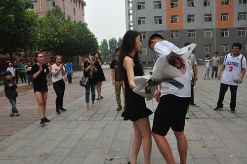 Sau màn nhảy sôi động, cuối cùng nữ chính cũng xuất hiện. Trên gương mặt cô sinh viên vẫn còn e thẹn nhưng không giấu được sự hạnh phúc.