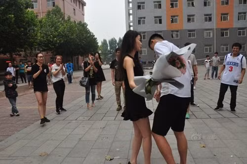 Sau màn nhảy sôi động, cuối cùng nữ chính cũng xuất hiện. Trên gương mặt cô sinh viên vẫn còn e thẹn nhưng không giấu được sự hạnh phúc.