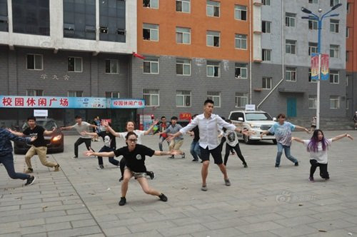 Tiếp đó, một nhóm nhạc hip hop cũng xuống xe, nhanh chóng bắt nhạc và nhảy một điệu nhảy sôi động, nói lên tình cảm của chàng trai dành cho người trong mộng. Chàng trai trẻ cũng tham gia vào màn nhảy lãng mạn đó, hướng về cô gái và nói lên tình yêu của mình.