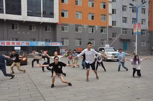 Tiếp đó, một nhóm nhạc hip hop cũng xuống xe, nhanh chóng bắt nhạc và nhảy một điệu nhảy sôi động, nói lên tình cảm của chàng trai dành cho người trong mộng. Chàng trai trẻ cũng tham gia vào màn nhảy lãng mạn đó, hướng về cô gái và nói lên tình yêu của mình.