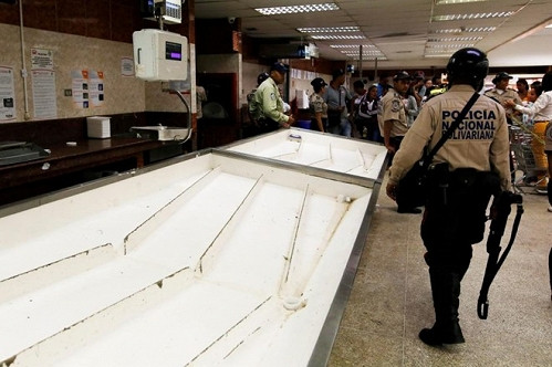 Đài quan sát Xung đột Xã hội Venezuela cho biết, 2.138 cuộc biểu tình đã xảy ra trong khoảng thời gian 4 năm nay. Hầu hết là các cuộc biểu tình tự phát do phẫn nộ đi cùng với thất vọng. Số lượng các vụ cướp bóc tăng gần gấp 4 lần trong cùng thời điểm.