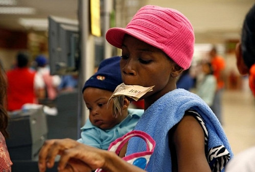 Hầu hết những người đứng xếp hàng có thể trở về nhà với bàn tay không, hoặc ít nhất, với một gói bột và một ít dầu ăn. Những người kém may mắn hơn sẽ trở lại với gia đình với một quả xoài hoặc vài củ khoai tây.