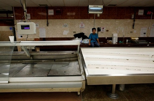 Theo The Guardian, người dân đất nước này đã sống trong tình trạng thiếu lương thực và các mặt hàng thiết yếu gần 3 năm, khi nền kinh tế phụ thuộc vào dầu mỏ bắt đầu mất ổn định.