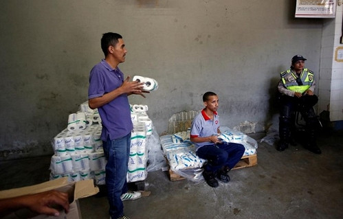 "Đất nước chúng tôi không xảy ra chiến tranh nhưng cuộc sống của chúng tôi còn khổ hơn trong thời chiến. Tôi không biết mọi người có thể chịu đựng tình trạng này trong bao lâu nữa", Becky Jordan, một giáo viên tại Caracas, nói với CBC.