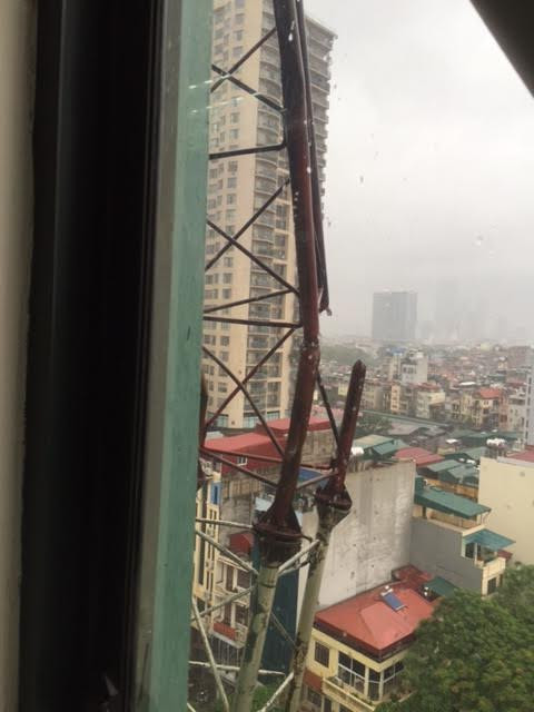 Theo quan sát, toà nhà cao 10 tầng. Cột thu phát sóng bằng sắt lắp ghép bị đứt gãy làm 3 đoạn. Một đoạn rơi xuống vỉa hè nhưng may mắn không có người đi qua.