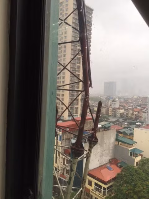 Theo quan sát, toà nhà cao 10 tầng. Cột thu phát sóng bằng sắt lắp ghép bị đứt gãy làm 3 đoạn. Một đoạn rơi xuống vỉa hè nhưng may mắn không có người đi qua.