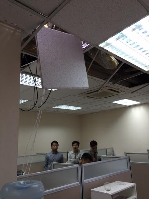 Hai đoạn sắt của cột thu phát sóng bị gãy rời va vào cửa kính văn phòng ở tầng 9, 10 của toà nhà khiến nhiều đồ đạc bên trong bị vỡ.