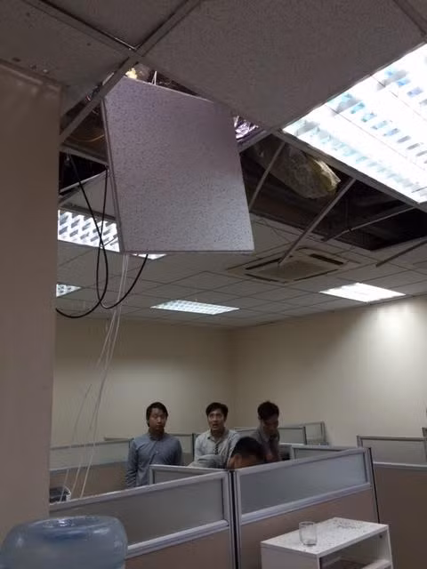 Hai đoạn sắt của cột thu phát sóng bị gãy rời va vào cửa kính văn phòng ở tầng 9, 10 của toà nhà khiến nhiều đồ đạc bên trong bị vỡ.