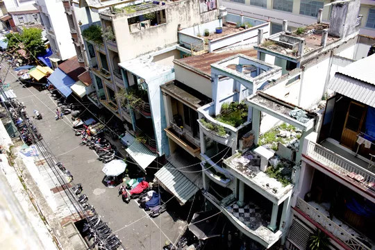 Trong hai năm qua, TP HCM đã tháo dỡ, di dời khoảng 70 chung cư cũ với hơn 7.200 hộ dân. Hiện thành phố đang có kế hoạch xây mới hơn 60 lô chung cư cũ với quy mô hơn 9.000 căn hộ.