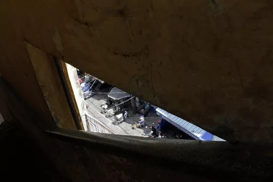 Người dân ở 2 lô chung cư còn lại A và B vẫn mong chờ sự đồng thuận giữa chủ đầu tư để sớm ổn định cuộc sống. Nhiều người dân mong muốn được tái định cư tại chỗ.