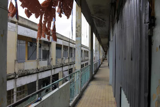 Năm 2006, UBND TPHCM chủ trương đầu tư khu căn hộ và trung tâm thương mại tại chung cư Cô Giang với quy mô 1,4 ha gồm 30 tầng, 1.092 căn hộ. Trong đó, gần 300 căn phục vụ cho tái định cư tại chỗ. Tổng chi phí bồi thường được phê duyệt hơn 1.500 tỉ đồng. Trong ảnh: Những căn hộ sau khi di dời đã được phong tỏa bằng tôn sắt.
