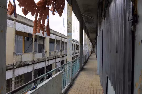 Năm 2006, UBND TPHCM chủ trương đầu tư khu căn hộ và trung tâm thương mại tại chung cư Cô Giang với quy mô 1,4 ha gồm 30 tầng, 1.092 căn hộ. Trong đó, gần 300 căn phục vụ cho tái định cư tại chỗ. Tổng chi phí bồi thường được phê duyệt hơn 1.500 tỉ đồng. Trong ảnh: Những căn hộ sau khi di dời đã được phong tỏa bằng tôn sắt.