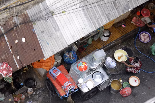 Người dân sống ở chung cư Cô Giang sinh hoạt và buôn bán quanh khu vực dưới chung cư.