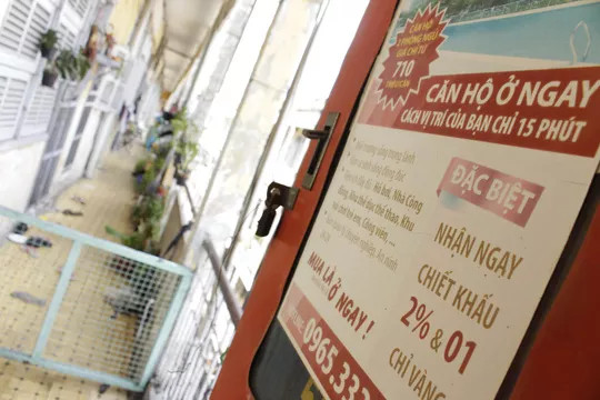 Sau chỉ đạo của Bí thư Thành ủy TPHCM, lô D của chung cư Cô Giang đã được di dời phong tỏa, tuy nhiên tại các lô khác của khu chung cư người dân vẫn bám trụ sinh sống. Trong ảnh: Những tờ quảng cáo rao bán căn hộ được dán trong chung cư nhưng giá quá cao so với người thu nhập thấp.