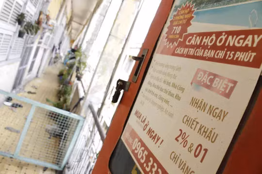 Sau chỉ đạo của Bí thư Thành ủy TPHCM, lô D của chung cư Cô Giang đã được di dời phong tỏa, tuy nhiên tại các lô khác của khu chung cư người dân vẫn bám trụ sinh sống. Trong ảnh: Những tờ quảng cáo rao bán căn hộ được dán trong chung cư nhưng giá quá cao so với người thu nhập thấp.