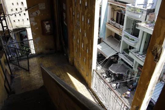 Chung cư đã xuống cấp trầm trọng, không đảm bảo vệ sinh và an toàn để sinh sống, nhiều hạng mục công trình đã bị hư hại theo thời gian như: ban công, vách tường bị nứt…