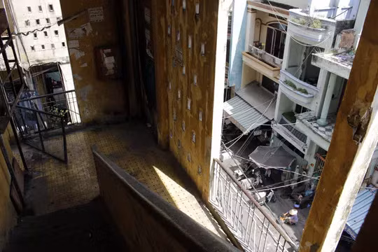 Chung cư đã xuống cấp trầm trọng, không đảm bảo vệ sinh và an toàn để sinh sống, nhiều hạng mục công trình đã bị hư hại theo thời gian như: ban công, vách tường bị nứt…