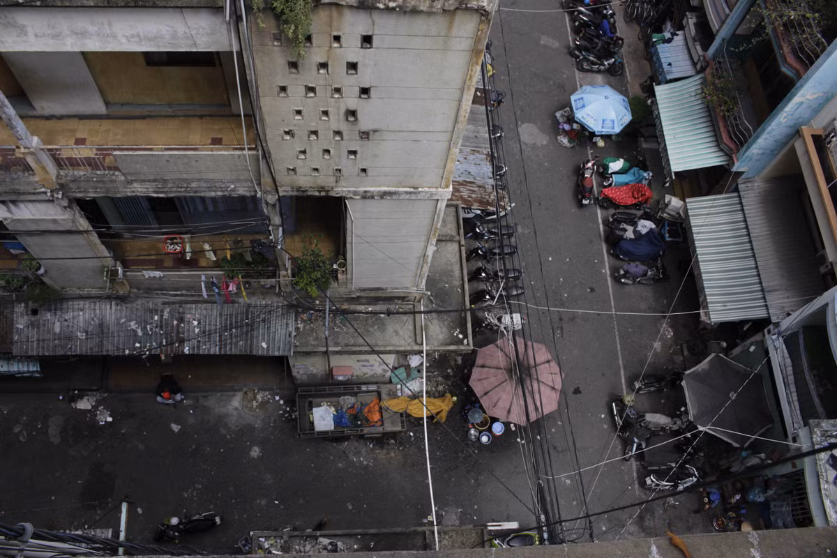 Sau gần 50 năm được đưa vào sử dụng, chung cư cô Giang đã và đang xuống cấp trầm trọng, có thể sập bất cứ lúc nào, gây nguy hiểm đến tính mạng của người dân.