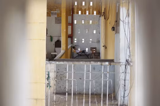 Ngày 18/3, Bí thư Thành ủy TPHCM Đinh La Thăng bất ngờ có cuộc thị sát chung cư Cô Giang. Trong buổi làm việc với lãnh đạo quận 1, bí thư Thăng chỉ đạo: “Nhà dân sập thì mấy lãnh đạo cũng sập” để đẩy nhanh xử lý tình trạng chung cư cũ tại địa phương.