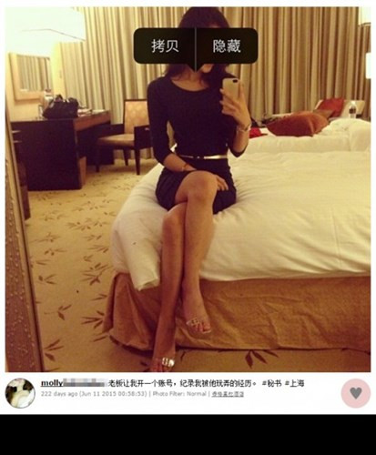 Cô nàng ghi rõ ràng rằng, cô có quan hệ rất tốt với ông chủ của mình và để có mối quan hệ thân mật đó, Molly sẵn sàng "lên giường" với ông chủ. Nhờ có quan hệ bí mật với ông chủ mà Molly thường xuyên được tăng lương, tăng thưởng và nhận nhiều ưu đãi, có cuộc sống sung sướng mà cô mong muốn. Điều này khiến cô tỏ ra vô cùng tự hào và thường xuyên chia sẻ trên trang cá nhân. Và tất nhiên những điều này khiến dân mạng không khỏi "đỏ mặt" bức xúc với hành động trơ trẽn của cô gái trẻ.