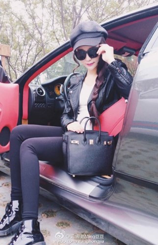 Theo đó, một người dùng weibo đã ngay lập tức bóc mẽ những chiếc xe xuất hiện trong ảnh đều không thuộc sở hữu của cô nàng. Thêm vào đó, tài khoản này còn tố Wanghongjia đã làm quen với các chủ xe thông qua các diễn đàn chơi xế, hẹn gặp họ để xem xe rồi tranh thủ chụp ảnh lên rồi khoe như của mình.