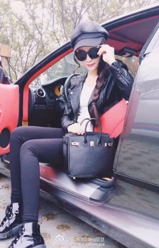 Theo đó, một người dùng weibo đã ngay lập tức bóc mẽ những chiếc xe xuất hiện trong ảnh đều không thuộc sở hữu của cô nàng. Thêm vào đó, tài khoản này còn tố Wanghongjia đã làm quen với các chủ xe thông qua các diễn đàn chơi xế, hẹn gặp họ để xem xe rồi tranh thủ chụp ảnh lên rồi khoe như của mình.