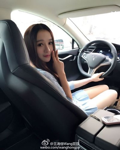 Wanghongjia thường xuyên xuất hiện trong những bộ đồ hàng hiệu và tạo dáng bên những siêu xe đắt giá như: BMW, Mercedes, Porsche, Ferrari, Lamborghini, Bentley... Thậm chí, trong số đó có không ít những xế hộp giá trị tới 25 triệu tệ (gần 90 tỷ đồng). Có lẽ chính vì sự nổi tiếng bất ngờ này, cô gái Wanghongjia không thể tránh khỏi sự dò xét của dân mạng. Sau một thời gian tìm hiểu, nhiều người đã phát hiện ra rằng cô gái sinh năm 1992 thực sự là một sản phẩm của hiện tượng "sống ảo".