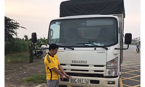 Trom o to, dang tren duong di ban thi bi bat