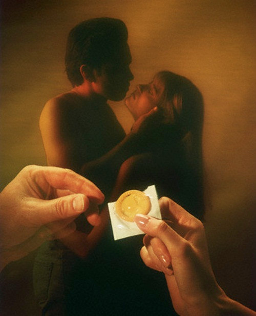 Nghĩ chồng thường ra ngoài tiếp khách không tránh khỏi chuyện trai gái, Hằng âm thầm bỏ hai cái bao cao su vào túi áo chồng trước chuyến công tác. Ảnh minh họa.