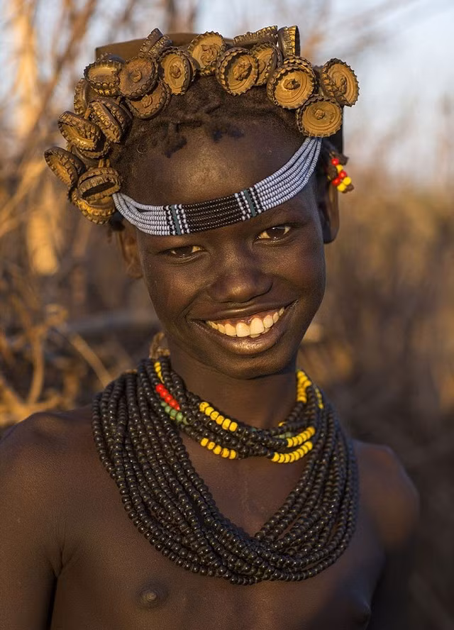 Những thổ dân của bộ lạc Daasanach rất hào hứng với việc tự sáng tạo nên những phong cách thời trang mới từ chính những vật liệu thường thấy hàng ngày.