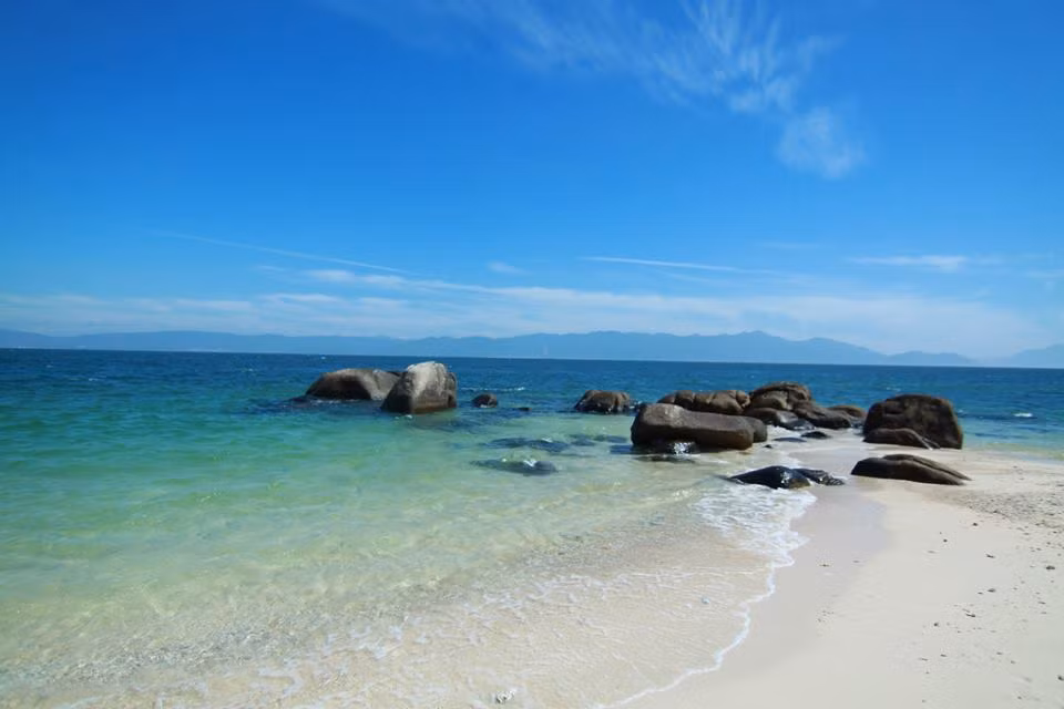 Muốn nghỉ dưỡng trên hòn đảo này bạn hãy dành thời gian khoảng 2 ngày 1 đêm để khám phá hết những điều thú vị.