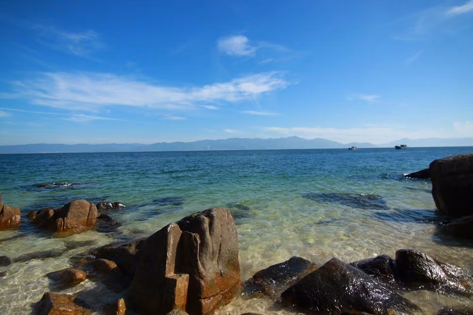 Cù Lao Câu là một hòn đảo thuộc huyện Tuy Phong, tỉnh Bình Thuận, cách Phan Thiết khoảng 110km về hướng Đông Bắc.