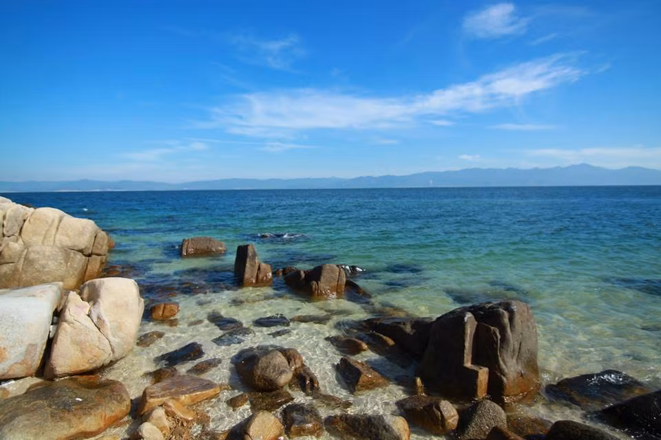 Cù Lao Câu được bao quanh bởi hàng vạn khối đá có nhiều hình thù và màu sắc khác nhau, trông như một công viên điêu khắc.